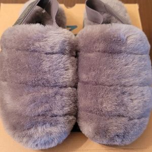 Women Brand New Ugg Super Fluff Slippers never worn size 7 without the box.